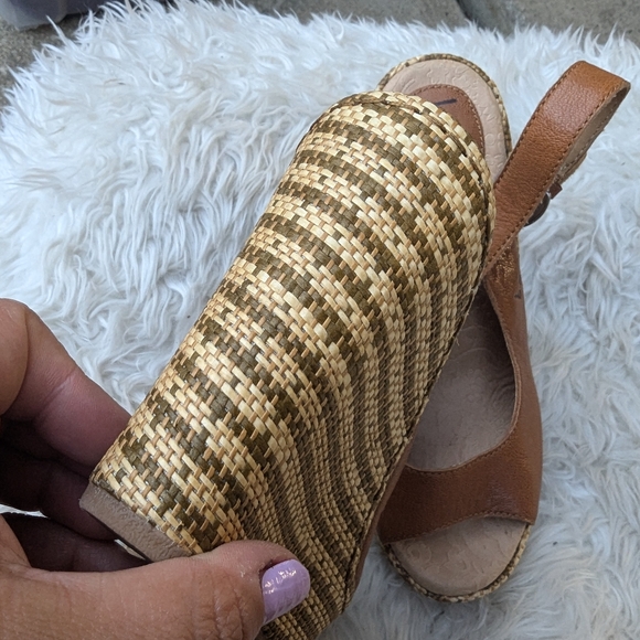 B.O.C Tan Leather Wedge Sandals Size 7/38 - Picture 4 of 6